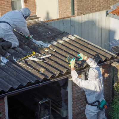 professionals_removing_asbestos_roofing